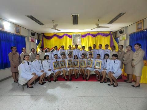 พิธีมอบพระบรมฉายาลักษณ์พระบาทสมเด็จพระเจ้าอยู่หัวฯ