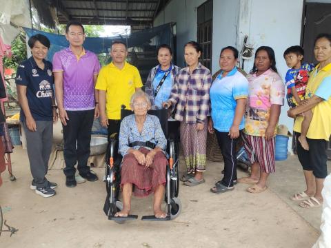 การมอบรถวิลแชร์ให้กับผู้พิการ