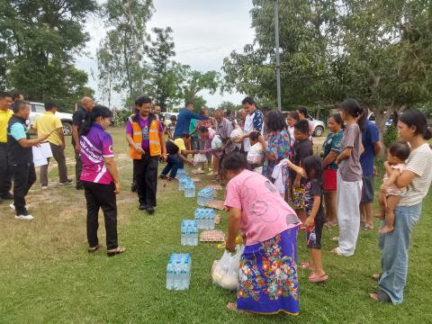 การมอบสิ่งของเพื่อช่วยเหลือผู้ประสบภัย
