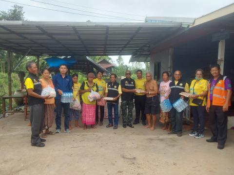 การมอบสิ่งของเพื่อช่วยเหลือผู้ประสบภัย